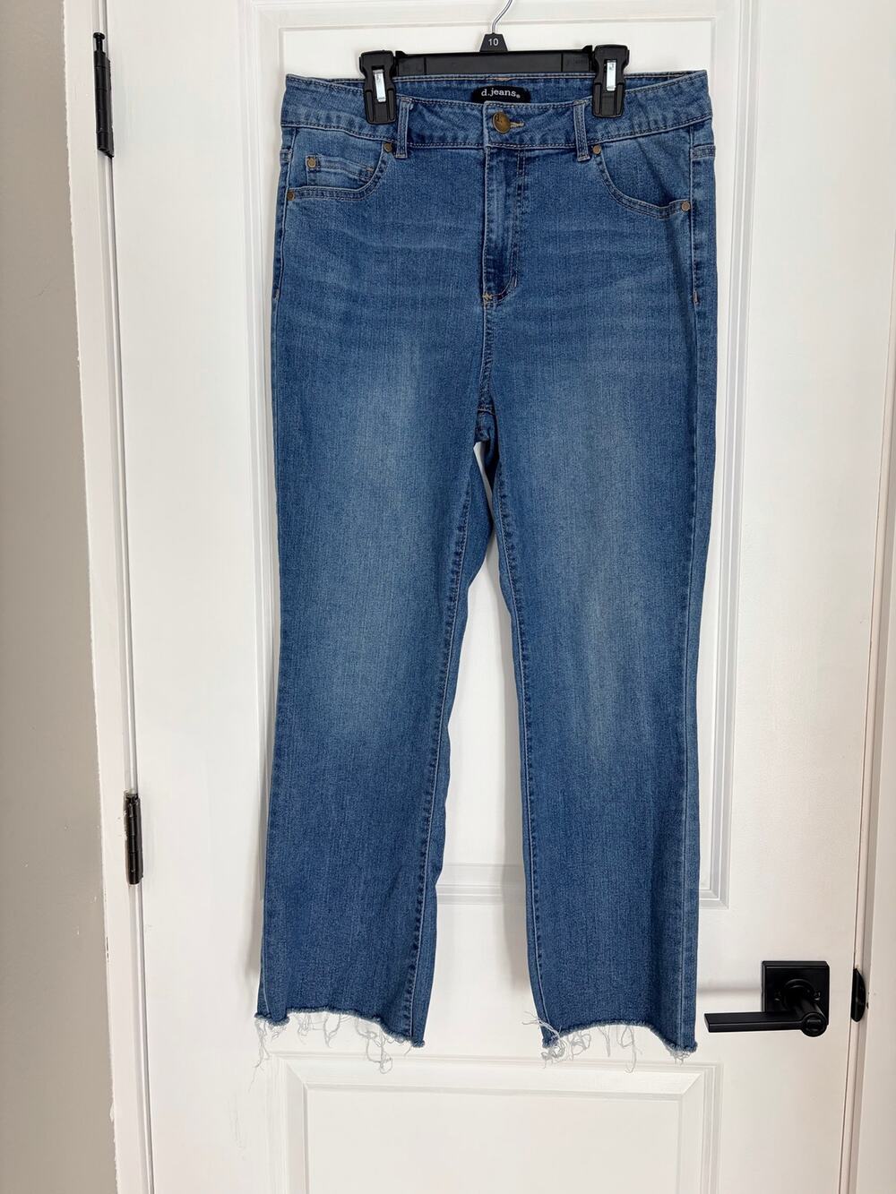 D. Jeans Women's Stretch Straight Leg Jeans Medium Wash Frayed Hem 12